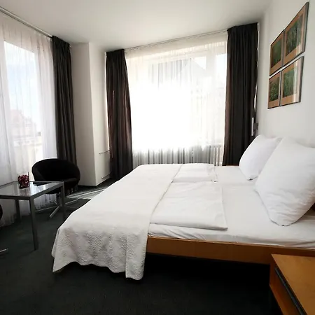 מלון Hotel Central